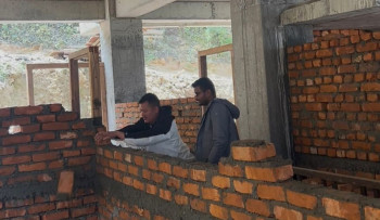 तुवाचुङको प्रशासनिक भवन निर्माणमा लापर्वाही, कमसल इँटा प्रयोग गरेपछि भत्काइयो पर्खाल